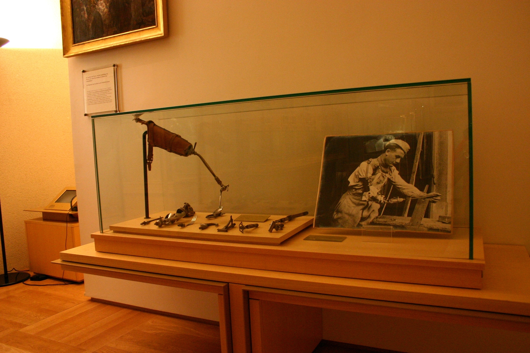 Prosthetic hand with interchangeable tools, Val-de-Grâce, Paris (110).JPG